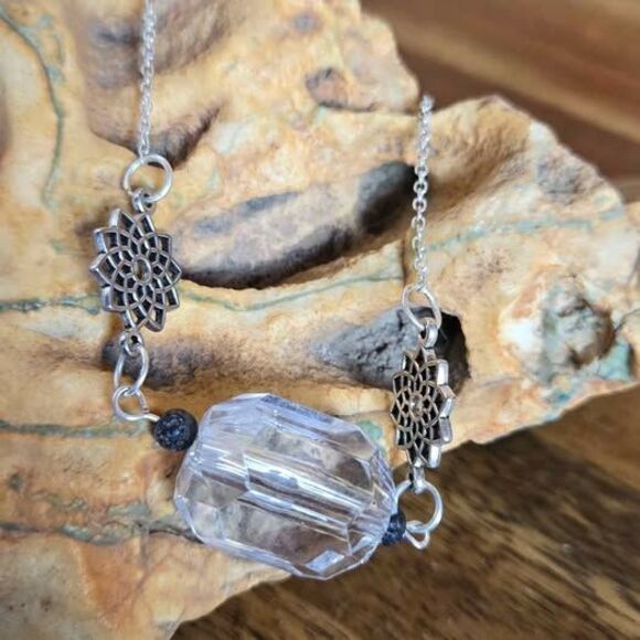 Unbranded Jewelry - Aromatherapy Necklace with Faceted Clear Acrylic Bead & Floral Connectors